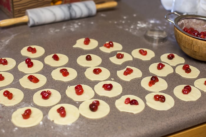 How to place cherries in dumpling dough.