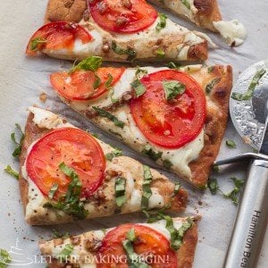 15 Minute Margherita Flatbread Pizza - delicious, easy recipe for a homemade pizza that's great for busy weeknights or parties. By LetTheBakingBeginBlog.com | @Letthebakingbgn