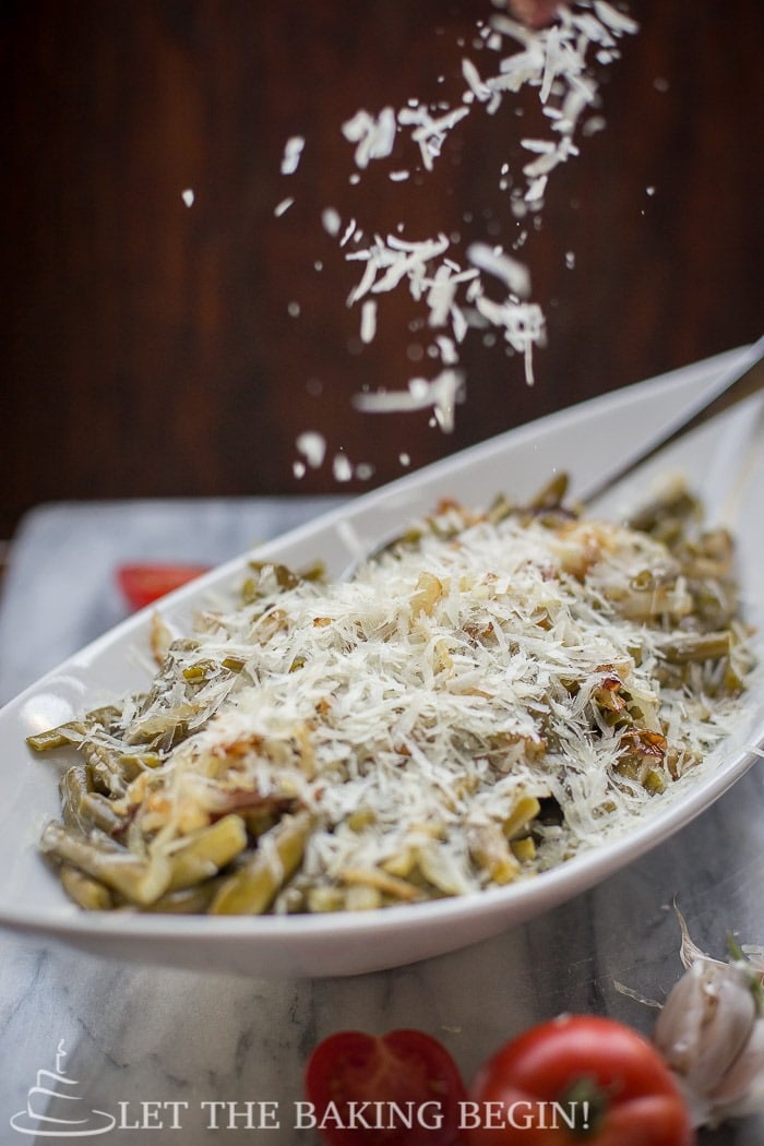 A delicious side dish green bean recipes with fresh Parmesan and a creamy garlic white sauce.