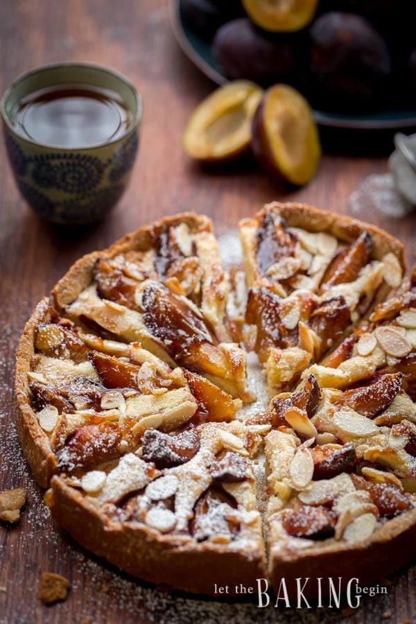 Homemade tart recipe topped with plums and almond cream. 