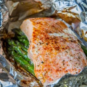 Salmon Asparagus Foil Packets - Quick, Easy and Delicious dinner. Prep ahead of time, then just throw on the grill or in the oven when ready to eat. Camping hacks, anyone? | Let the Baking Begin!